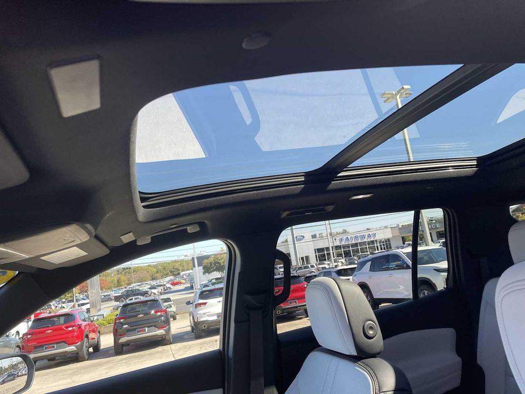 used 2025 Chevrolet Traverse car, priced at $54,990