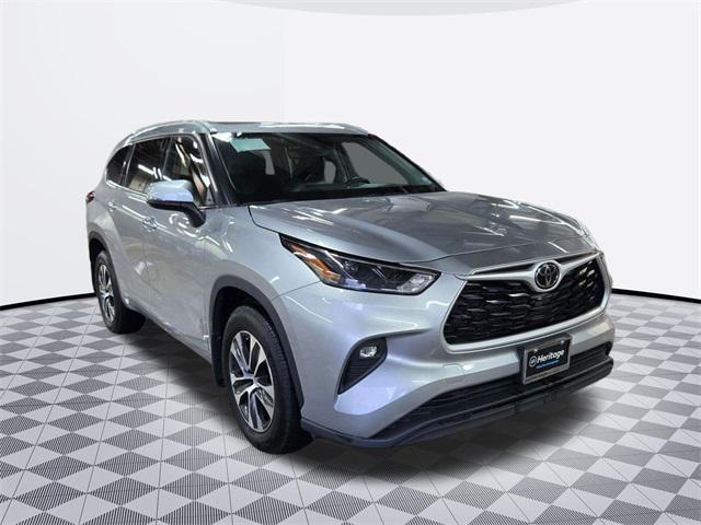 used 2022 Toyota Highlander car, priced at $37,400