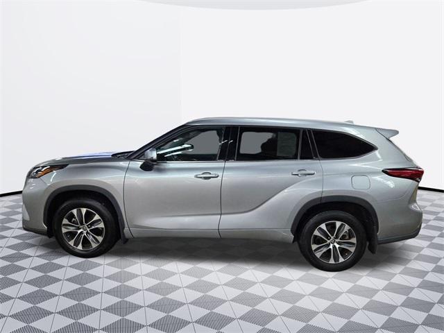 used 2022 Toyota Highlander car, priced at $37,400