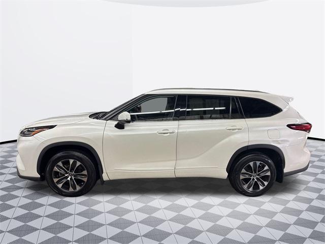 used 2021 Toyota Highlander car, priced at $32,000