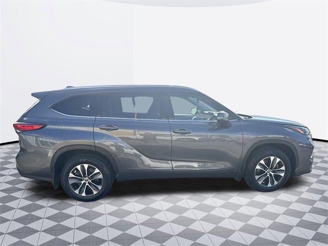 used 2022 Toyota Highlander car, priced at $34,288