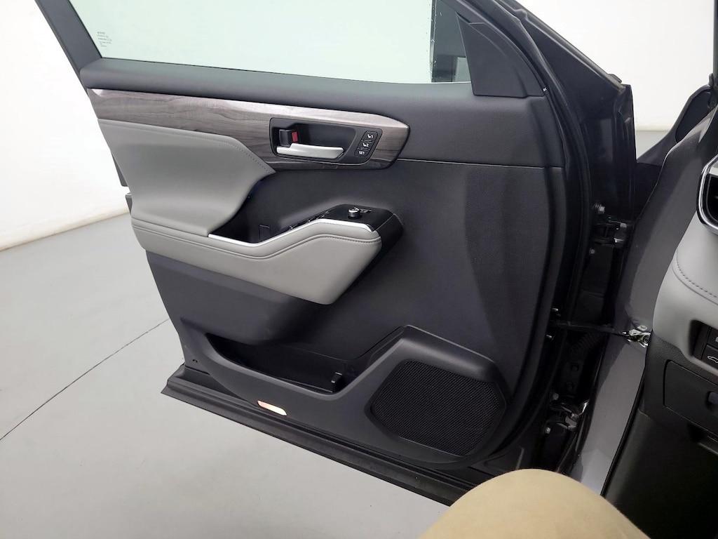 used 2023 Toyota Highlander car, priced at $44,998