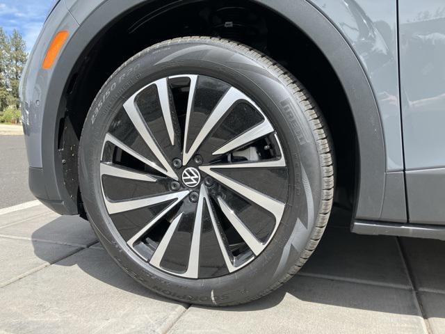 new 2025 Volkswagen ID.4 car, priced at $51,076
