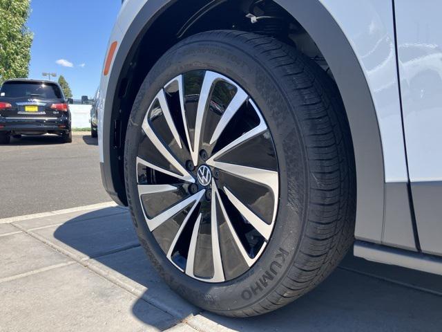new 2024 Volkswagen ID.4 car, priced at $35,326
