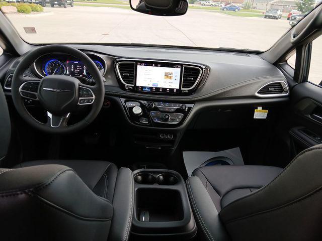 new 2025 Chrysler Pacifica car