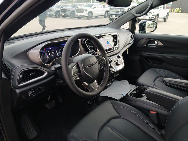 new 2025 Chrysler Pacifica car