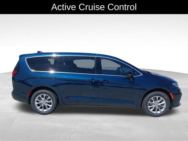 new 2025 Chrysler Pacifica car, priced at $45,601