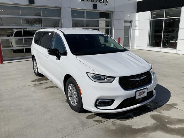 new 2024 Chrysler Pacifica car, priced at $46,813