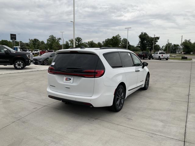 new 2024 Chrysler Pacifica car, priced at $43,185