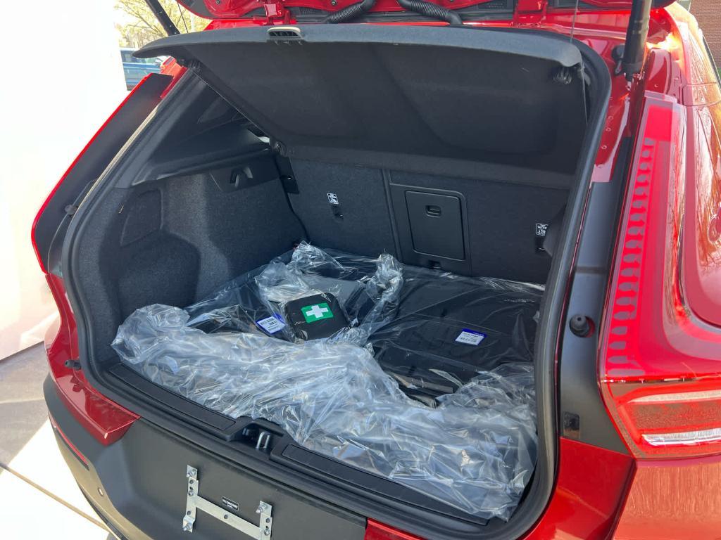 new 2025 Volvo XC40 car, priced at $52,235