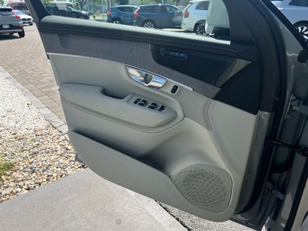 new 2025 Volvo XC90 Plug-In Hybrid car, priced at $81,685