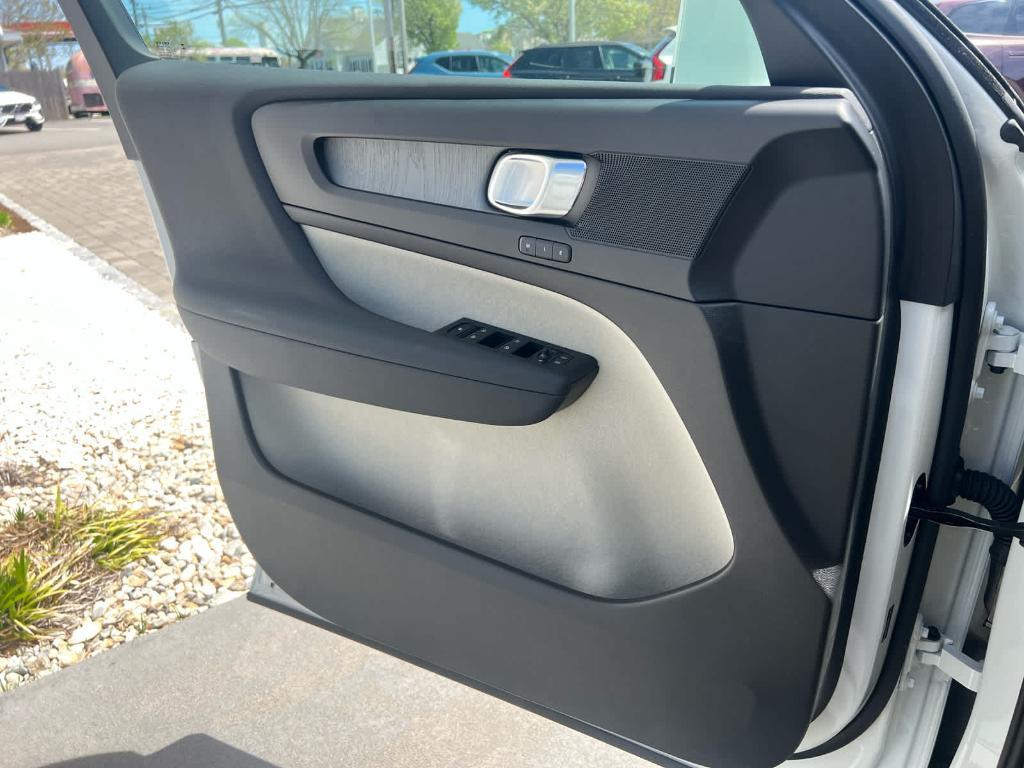 new 2025 Volvo XC40 car, priced at $48,335