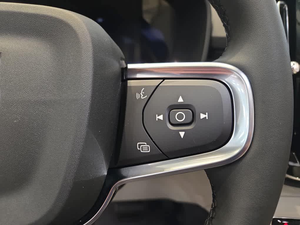 new 2025 Volvo XC40 car, priced at $51,060