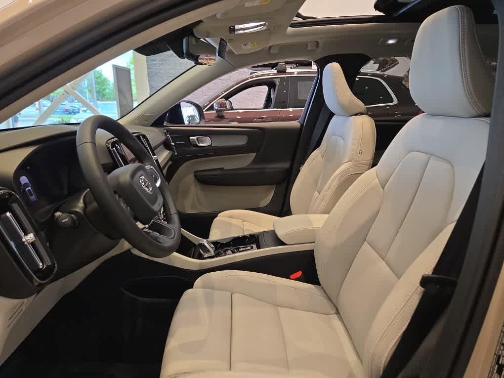 new 2025 Volvo XC40 car, priced at $51,060