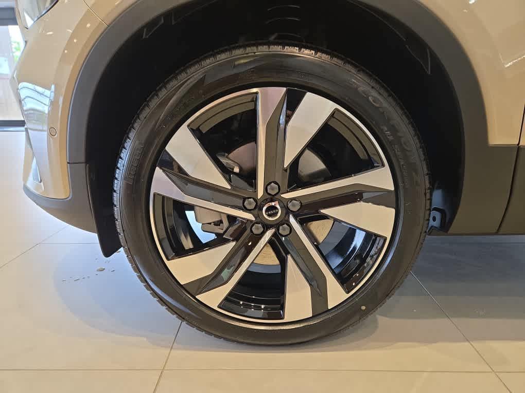 new 2025 Volvo XC40 car, priced at $51,060