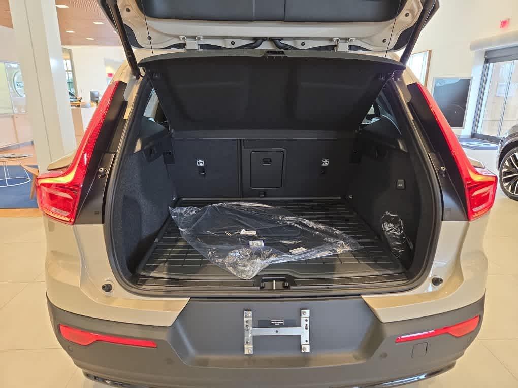 new 2025 Volvo XC40 car, priced at $51,060