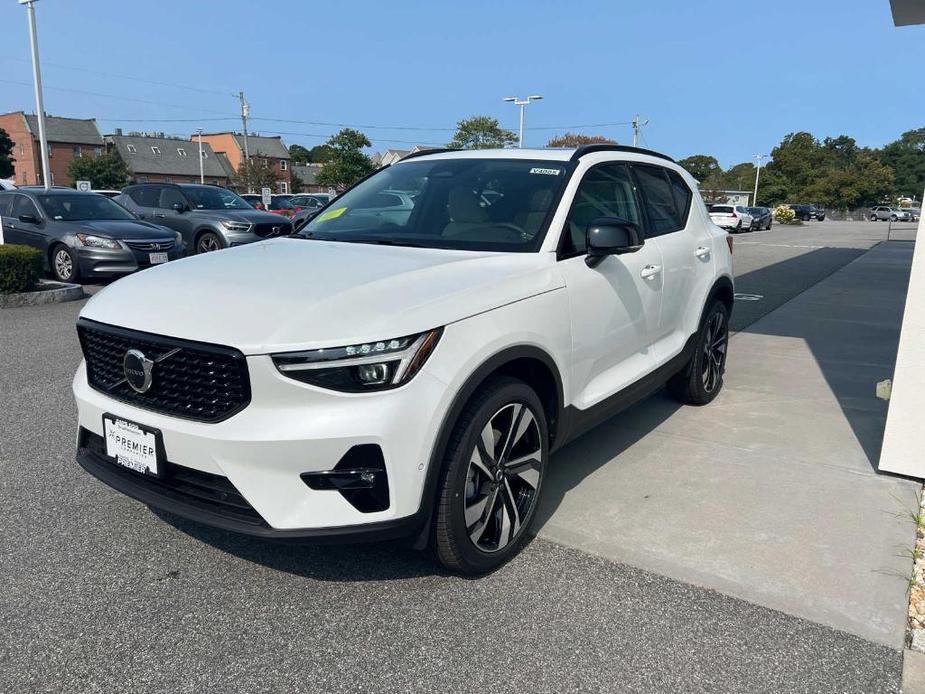 new 2025 Volvo XC40 car, priced at $52,000