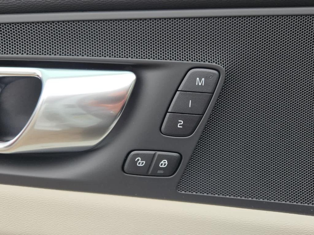 new 2025 Volvo XC60 car, priced at $51,450