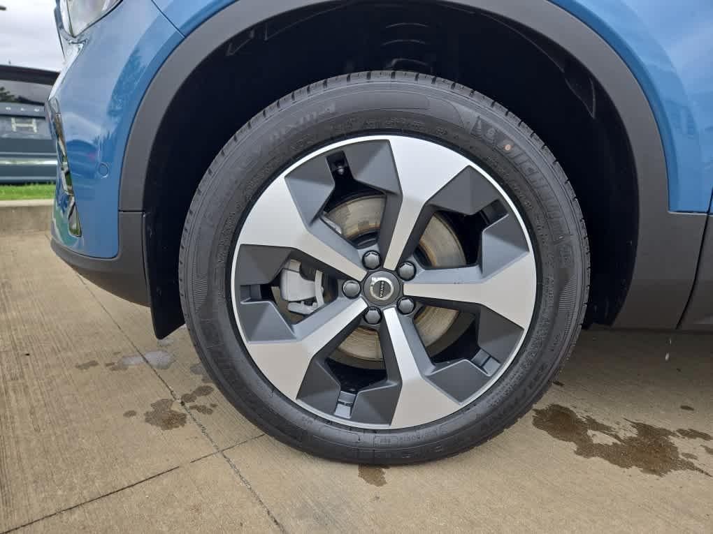 new 2025 Volvo XC40 car, priced at $49,585