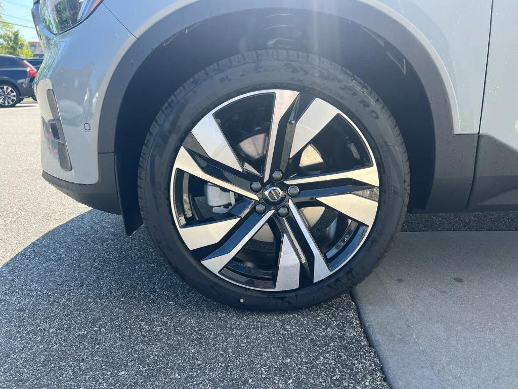 new 2025 Volvo XC40 car, priced at $51,060