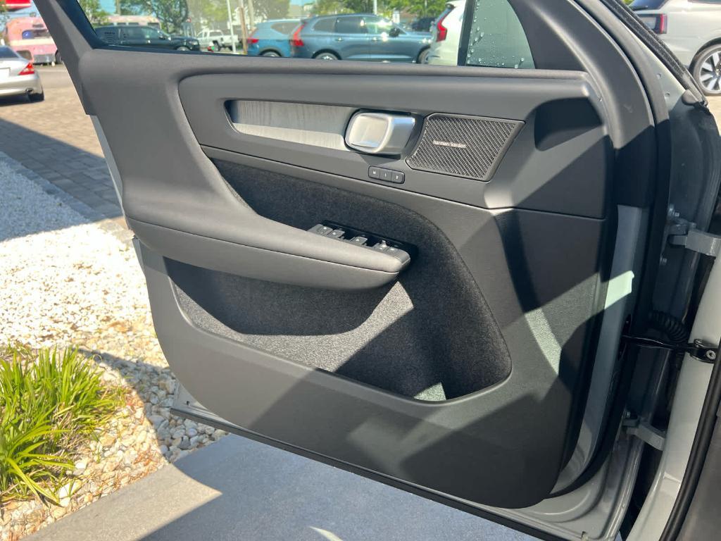 new 2025 Volvo XC40 car, priced at $51,060