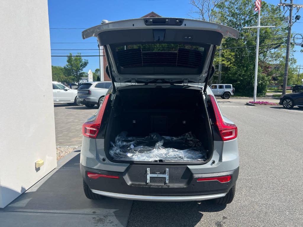 new 2025 Volvo XC40 car, priced at $51,060