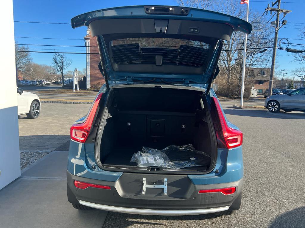new 2025 Volvo XC40 car