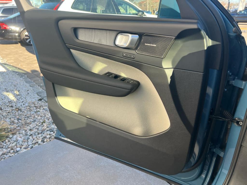 new 2025 Volvo XC40 car