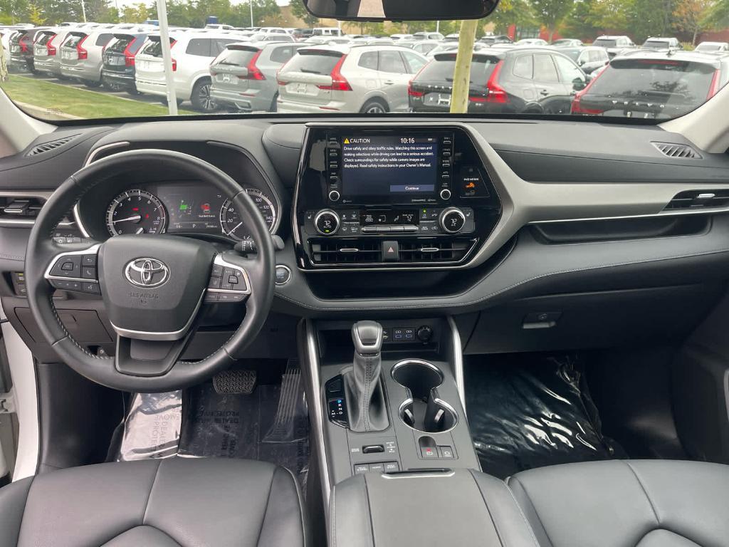 used 2022 Toyota Highlander car, priced at $38,300