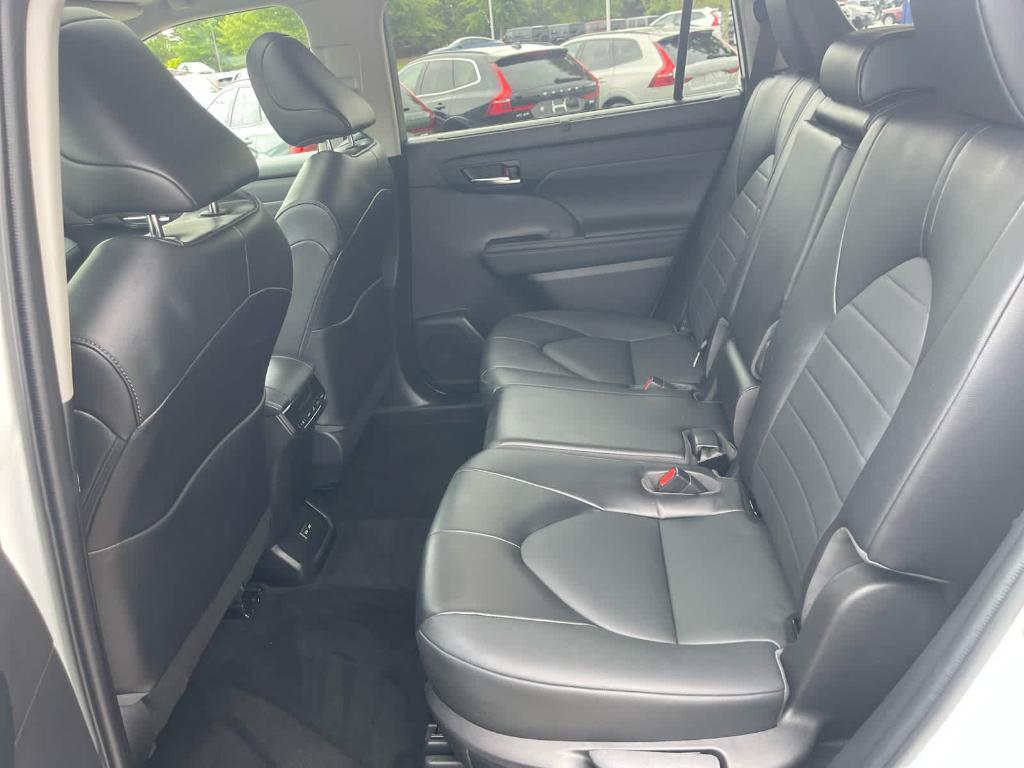 used 2022 Toyota Highlander car, priced at $38,300