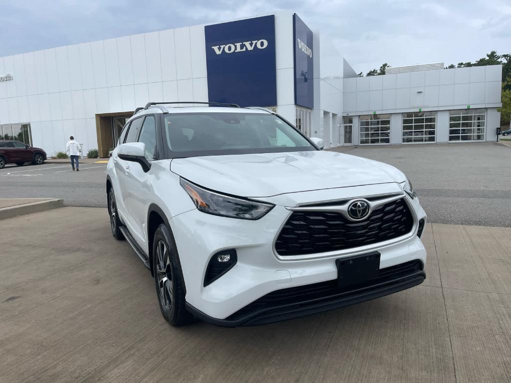 used 2022 Toyota Highlander car, priced at $38,300