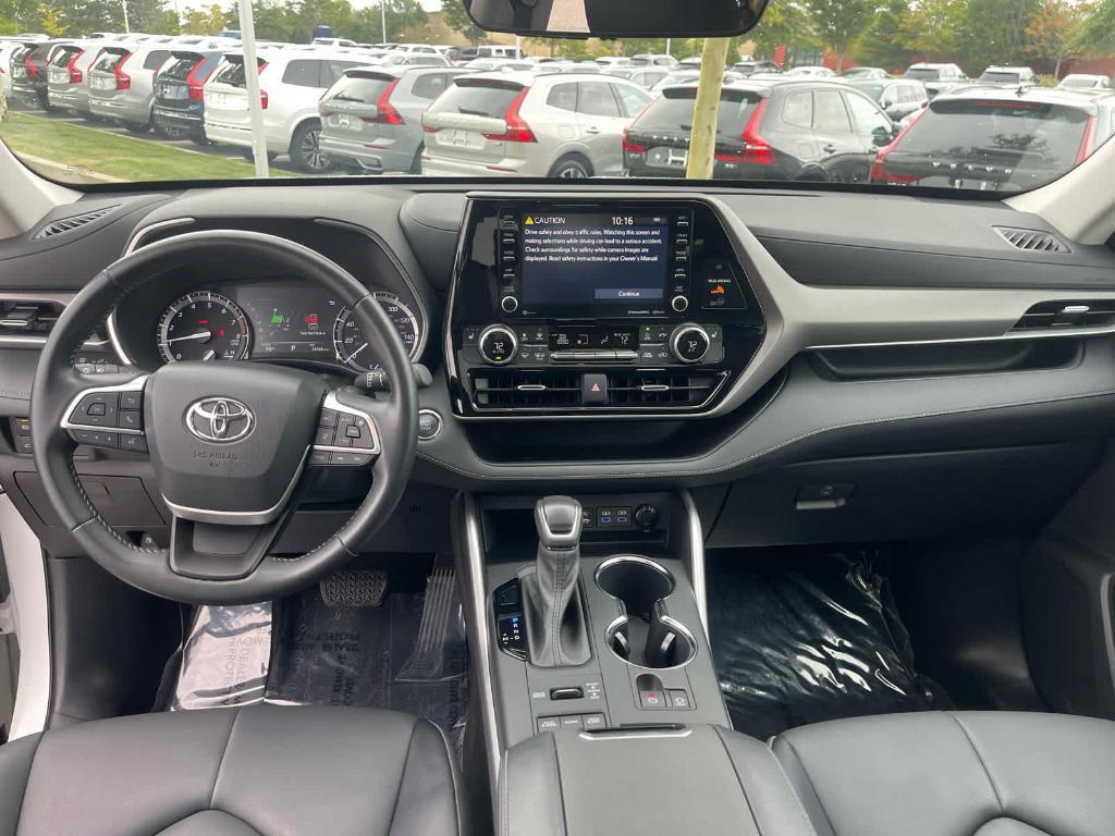 used 2022 Toyota Highlander car, priced at $38,300