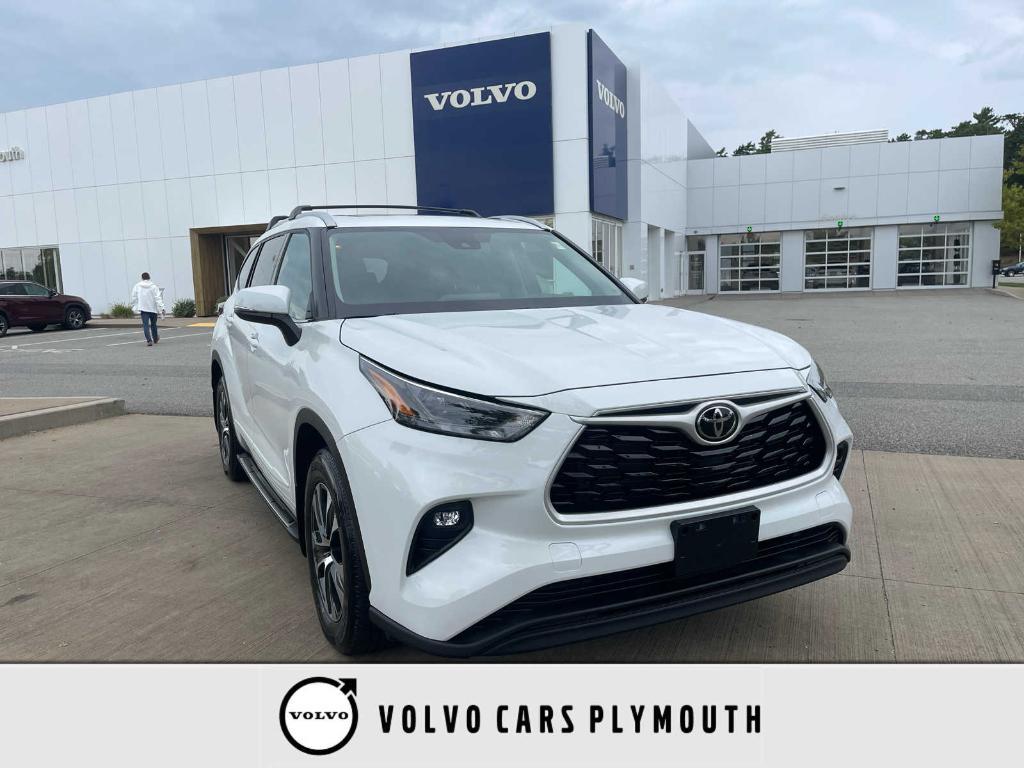 used 2022 Toyota Highlander car, priced at $38,300