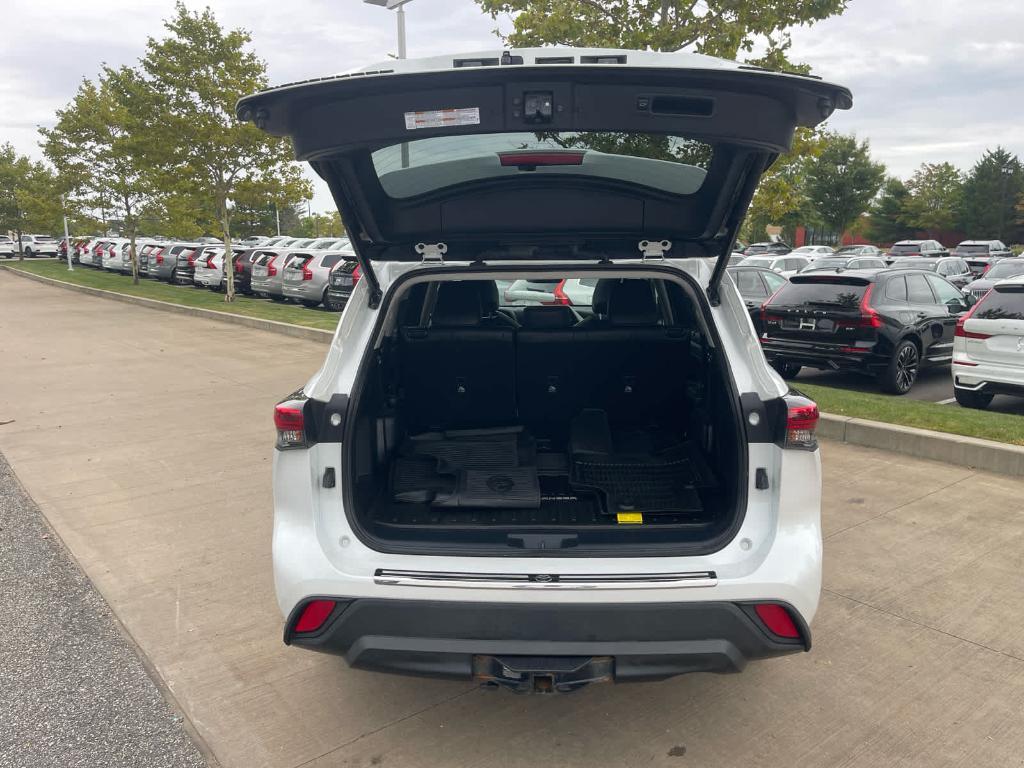 used 2022 Toyota Highlander car, priced at $38,300