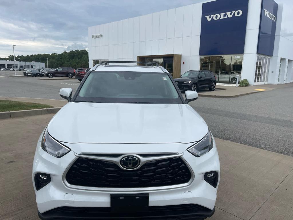 used 2022 Toyota Highlander car, priced at $38,300