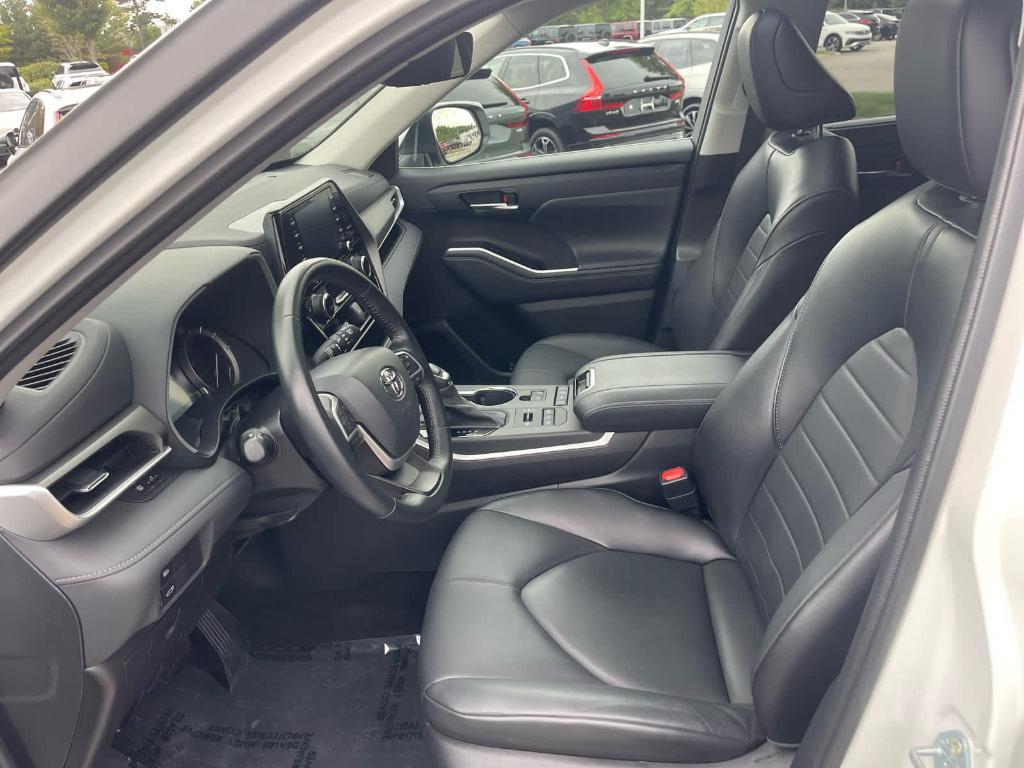 used 2022 Toyota Highlander car, priced at $38,300