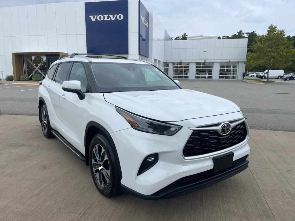 used 2022 Toyota Highlander car, priced at $38,300