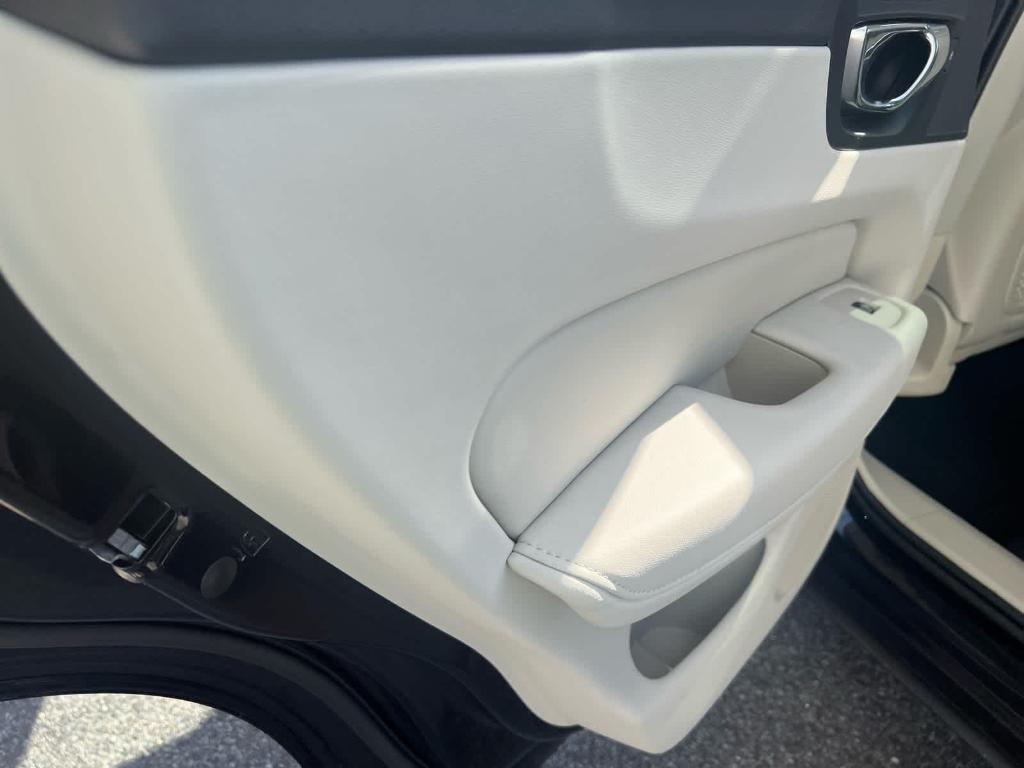 used 2022 Volvo XC60 car, priced at $34,400
