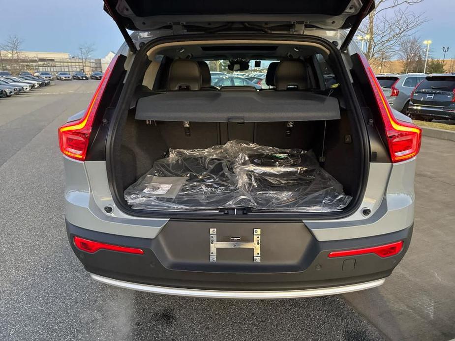 new 2025 Volvo XC40 car, priced at $51,040