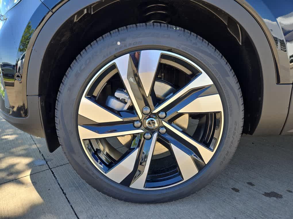 new 2025 Volvo XC40 car, priced at $49,810