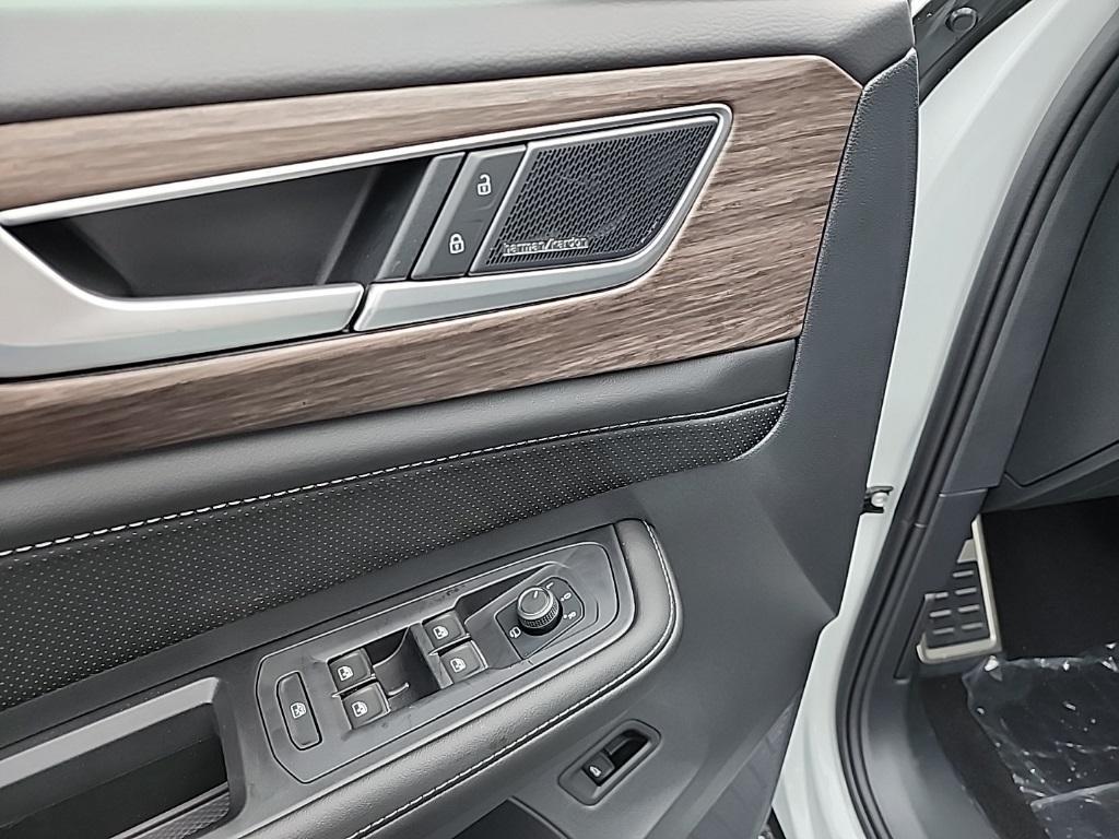 new 2025 Volkswagen Atlas car, priced at $50,032