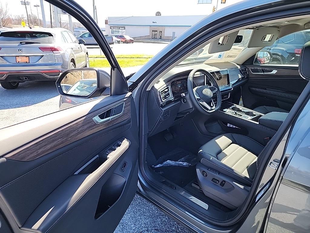 new 2025 Volkswagen Atlas car, priced at $44,756