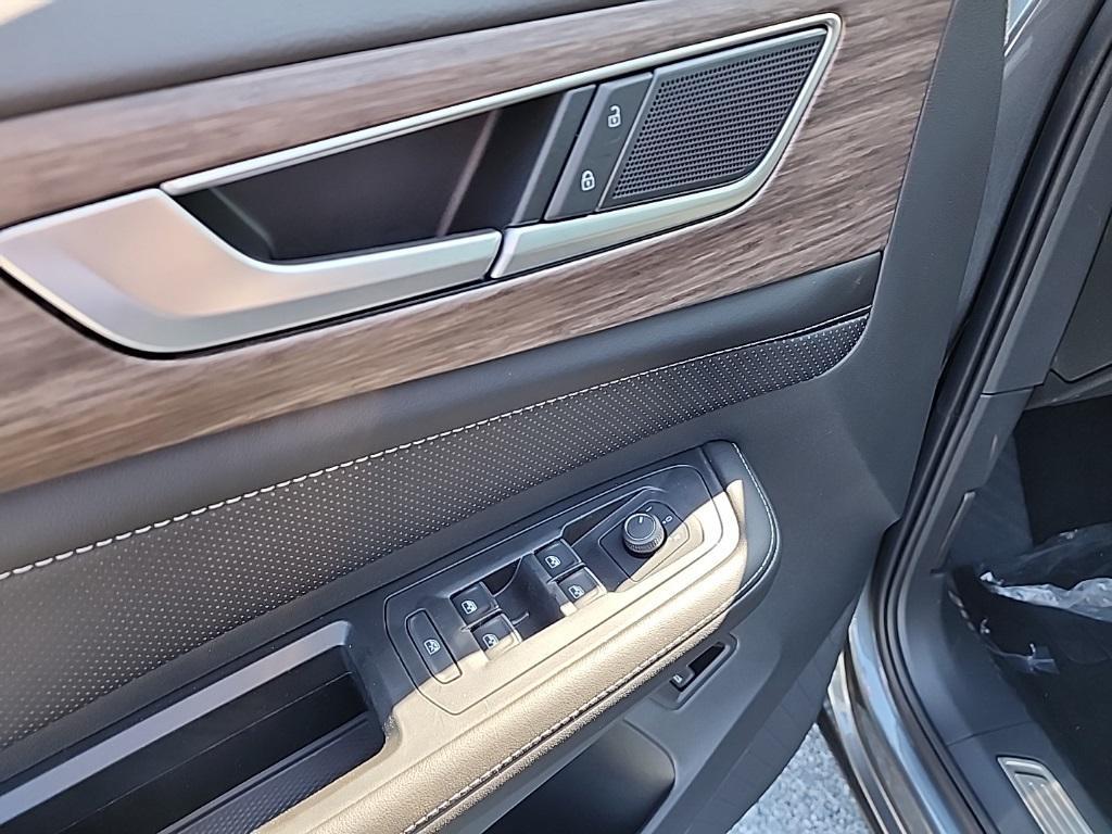 new 2025 Volkswagen Atlas car, priced at $44,756
