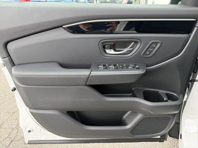 new 2025 Honda Pilot car, priced at $46,395