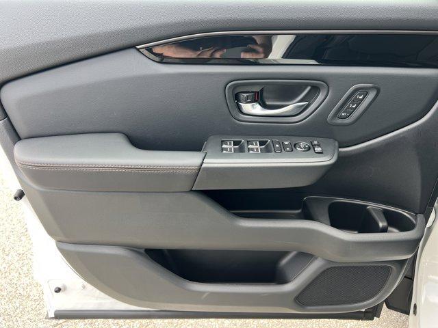 new 2025 Honda Pilot car, priced at $48,430