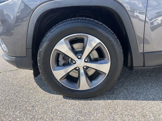 used 2019 Jeep Cherokee car, priced at $19,151