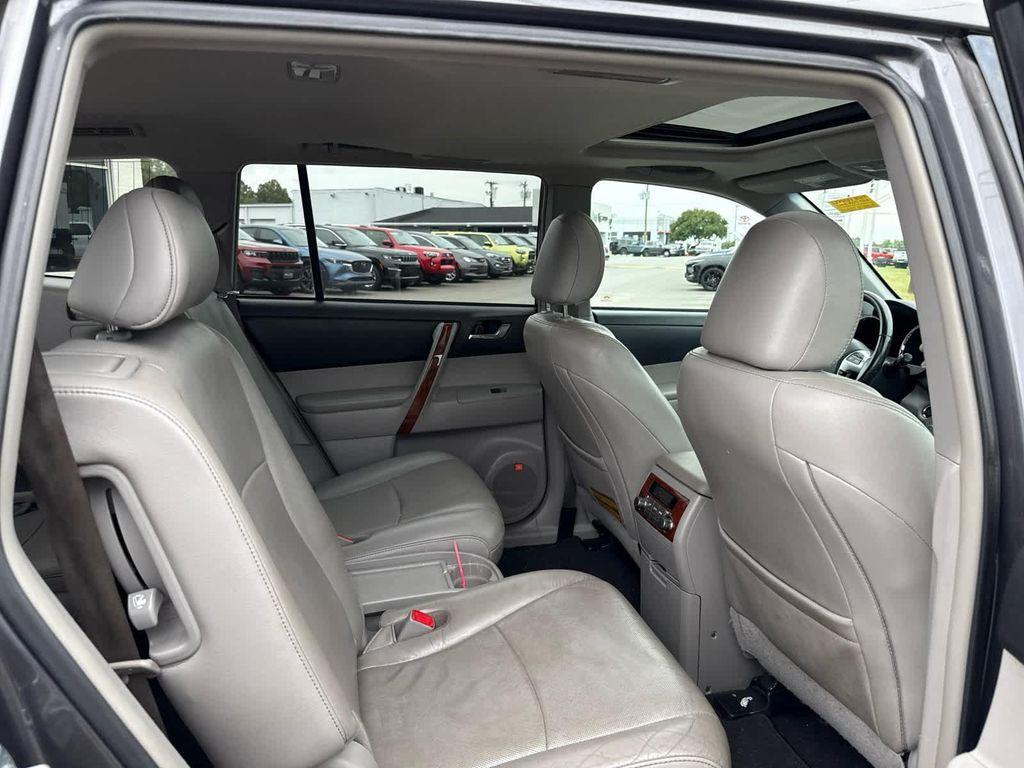 used 2013 Toyota Highlander car, priced at $11,988