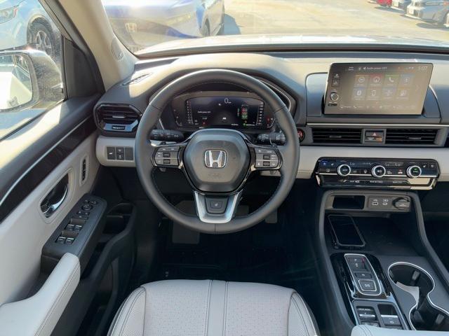 new 2025 Honda Pilot car, priced at $52,376