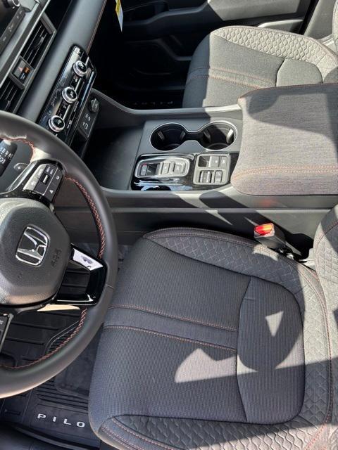 new 2025 Honda Pilot car, priced at $41,596