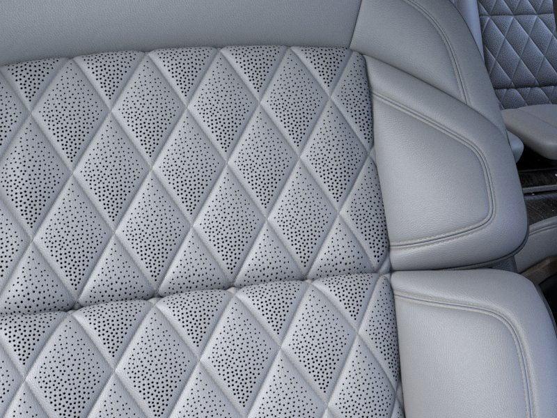 new 2025 Lincoln Navigator car, priced at $123,415